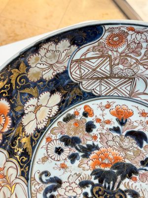 A Japanese Imari dish with floral design, Edo, 17th C. — photo 7