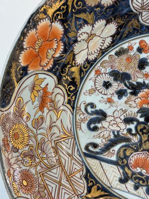 A Japanese Imari dish with floral design, Edo, 17th C. — photo 8