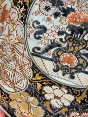 A Japanese Imari dish with floral design, Edo, 17th C. — photo 9