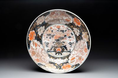 A Japanese Imari dish with floral design, Edo, 17th C.