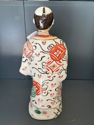 A Japanese Imari figure of a Bijin, Edo, 1st half 18th C. — foto 2