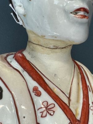 A Japanese Imari figure of a Bijin, Edo, 1st half 18th C. — foto 4