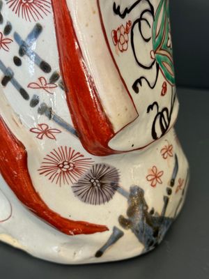 A Japanese Imari figure of a Bijin, Edo, 1st half 18th C. — foto 6
