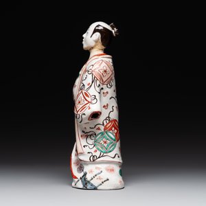 A Japanese Imari figure of a Bijin, Edo, 1st half 18th C. — foto 3