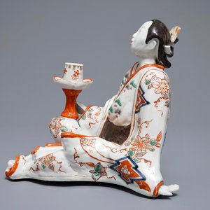 A Japanese Imari figure of a Bijin with candle holder, Edo, 17/18th C. — photo 3