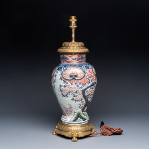 A Japanese Imari 'Figures and Flowering Branches' vase with applied design, mounted as a lamp — foto 2