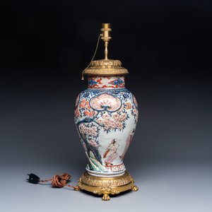 A Japanese Imari 'Figures and Flowering Branches' vase with applied design, mounted as a lamp — foto 3