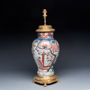 A Japanese Imari 'Figures and Flowering Branches' vase with applied design, mounted as a lamp — foto 4
