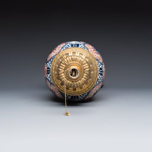 A Japanese Imari 'Figures and Flowering Branches' vase with applied design, mounted as a lamp — foto 5