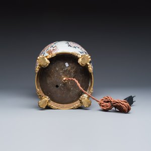 A Japanese Imari 'Figures and Flowering Branches' vase with applied design, mounted as a lamp — foto 6