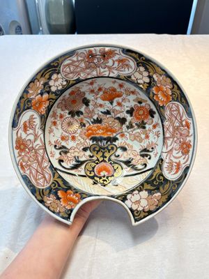 A Japanese Imari 'flower basket' shaving bowl, Edo, 17th C. — photo 1