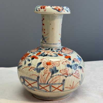 A Japanese Imari kendi with floral design — photo 5