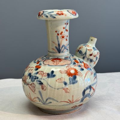 A Japanese Imari kendi with floral design — photo 6