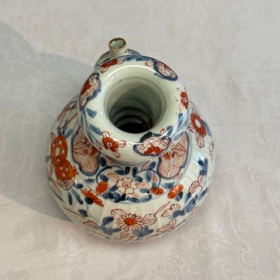 A Japanese Imari kendi with floral design — photo 10