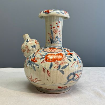 A Japanese Imari kendi with floral design — photo 1