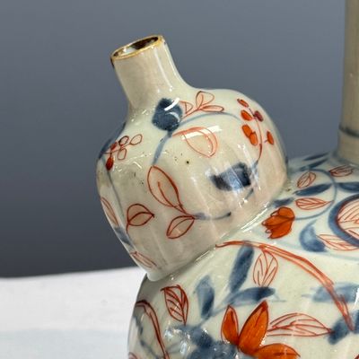 A Japanese Imari kendi with floral design — photo 2