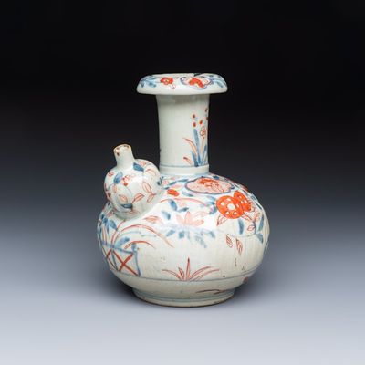 A Japanese Imari kendi with floral design, Edo, 18th C.