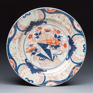 A Japanese Imari 'Origami and Flowers' dish — 照片 1
