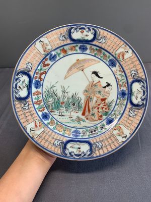 A Japanese Imari 'Parasol Ladies' plate after Cornelis Pronk, Edo, 18th C. — photo 1