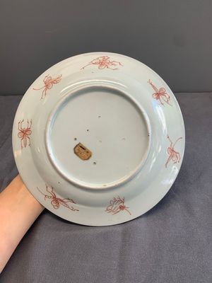 A Japanese Imari 'Parasol Ladies' plate after Cornelis Pronk, Edo, 18th C. — photo 4