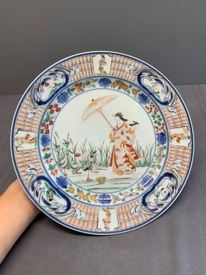 A Japanese Imari 'Parasol Ladies' plate after Cornelis Pronk, Edo, 18th C. — photo 1