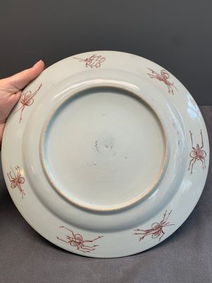 A Japanese Imari 'Parasol Ladies' plate after Cornelis Pronk, Edo, 18th C. — photo 2