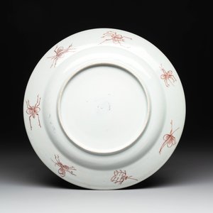 A Japanese Imari 'Parasol Ladies' plate after Cornelis Pronk, Edo, 18th C. — photo 2