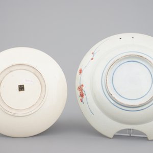 A Japanese imari shaving bowl & a wine cup, 18th C. with a fine Satsuma dish, 19th C. — 照片 2