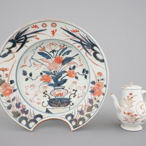A Japanese Imari shaving bowl and an Arita soy jug, 17/18th C. — photo 1