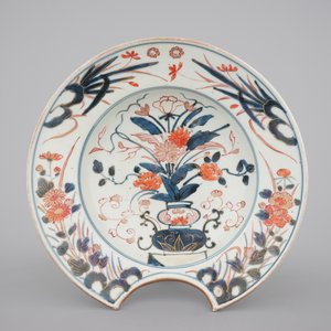 A Japanese Imari shaving bowl and an Arita soy jug, 17/18th C. — photo 2