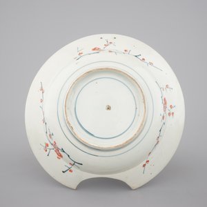 A Japanese Imari shaving bowl and an Arita soy jug, 17/18th C. — photo 3