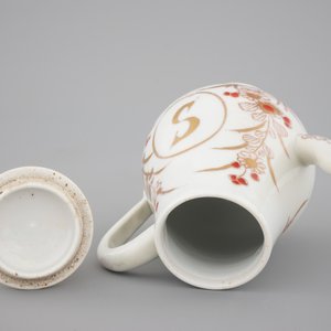 A Japanese Imari shaving bowl and an Arita soy jug, 17/18th C. — photo 8