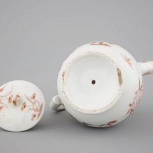 A Japanese Imari shaving bowl and an Arita soy jug, 17/18th C. — photo 9
