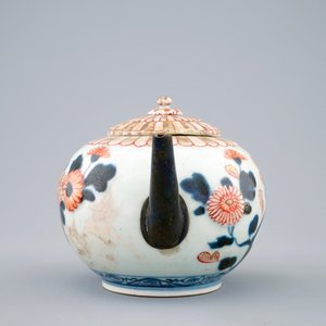 A Japanese Imari teapot and cover with replaced spout and handle, 18th C. — photo 2