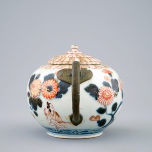 A Japanese Imari teapot and cover with replaced spout and handle, 18th C. — photo 4