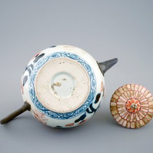 A Japanese Imari teapot and cover with replaced spout and handle, 18th C. — photo 6