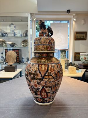A large Japanese Imari vase and cover, Meiji, 19th C. — photo 1