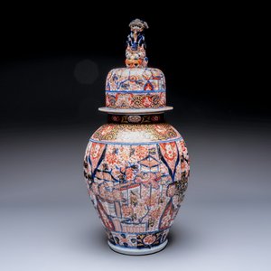 A large Japanese Imari vase and cover, Meiji, 19th C. — photo 1