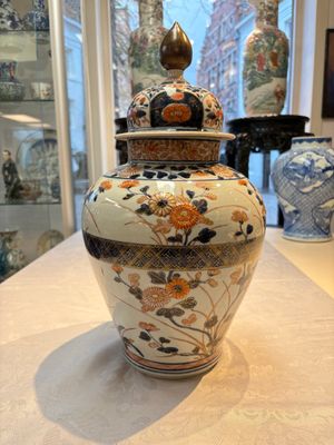 A Japanese Imari vase and cover with floral relief design, Edo, 17/18th C. — photo 1