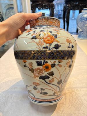 A Japanese Imari vase and cover with floral relief design, Edo, 17/18th C. — photo 2