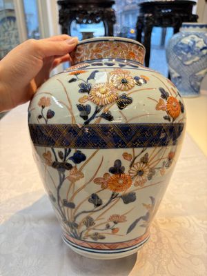 A Japanese Imari vase and cover with floral relief design, Edo, 17/18th C. — photo 3