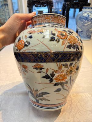 A Japanese Imari vase and cover with floral relief design, Edo, 17/18th C. — photo 4
