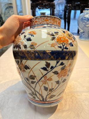 A Japanese Imari vase and cover with floral relief design, Edo, 17/18th C. — photo 5