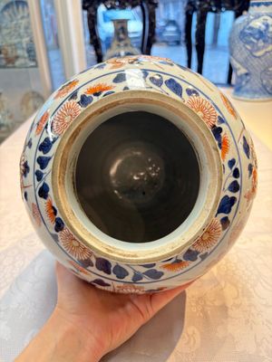 A Japanese Imari vase and cover with floral relief design, Edo, 17/18th C. — photo 6