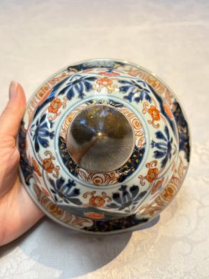 A Japanese Imari vase and cover with floral relief design, Edo, 17/18th C. — photo 8