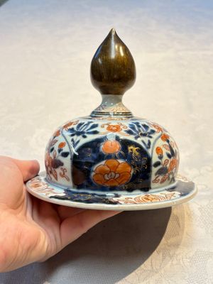 A Japanese Imari vase and cover with floral relief design, Edo, 17/18th C. — photo 10