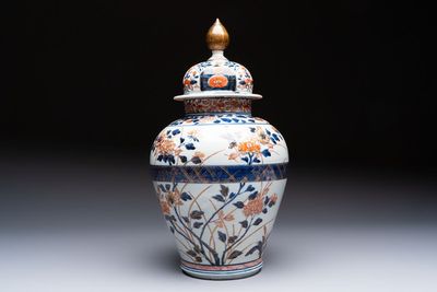 A Japanese Imari vase and cover with floral relief design, Edo, 17/18th C.