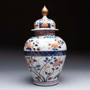 A Japanese Imari vase and cover with floral relief design, Edo, 17/18th C. — photo 1