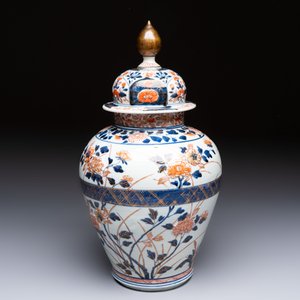 A Japanese Imari vase and cover with floral relief design, Edo, 17/18th C. — photo 2