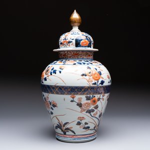 A Japanese Imari vase and cover with floral relief design, Edo, 17/18th C. — photo 3
